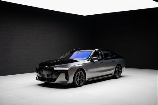 Oxide Grey Metallic 2023 BMW i7 xDrive60