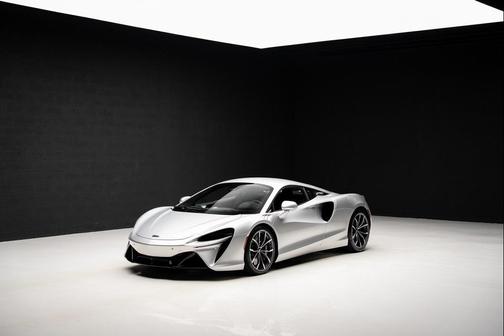 2023 McLaren Artura 