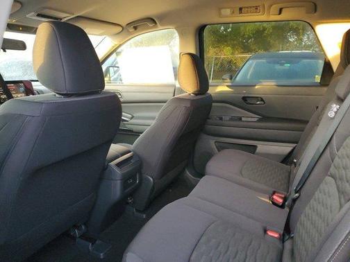 2025 Nissan Pathfinder S