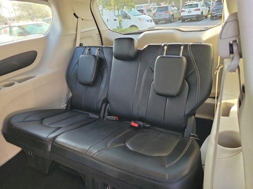 2024 Chrysler Pacifica Touring-L