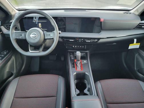2t Wht Blk Roof 2026 Nissan Kicks SR