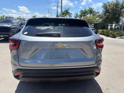 Sterling Gray Metallic 2025 Chevrolet Trax LS