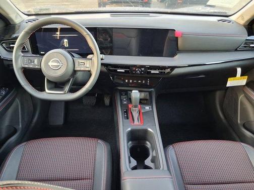 2t Wht Blk Roof 2026 Nissan Kicks SR