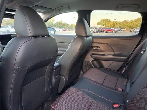 2t Wht Blk Roof 2026 Nissan Kicks SR