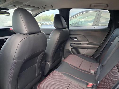 2t Wht Blk Roof 2026 Nissan Kicks SR