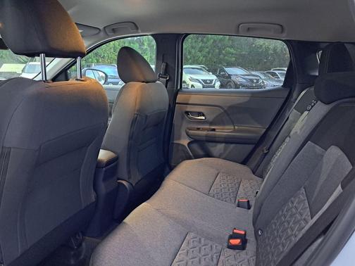 2t Gun Red Roof 2026 Nissan Kicks SV