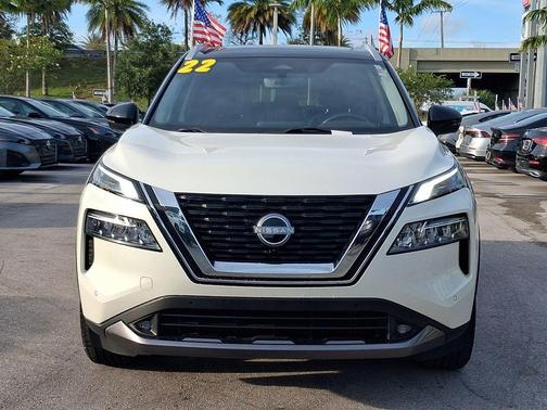 White / Black 2022 Nissan Rogue SL