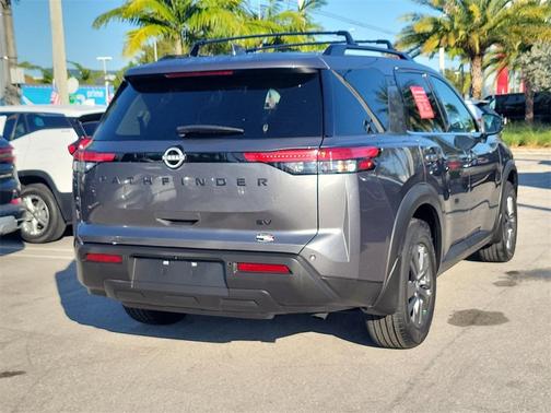 2024 Nissan Pathfinder SV