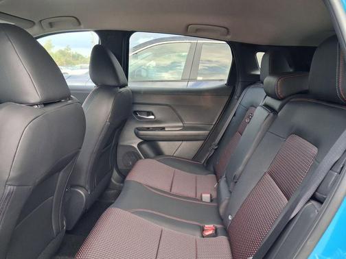 2t Ice Blk Roof 2026 Nissan Kicks SR