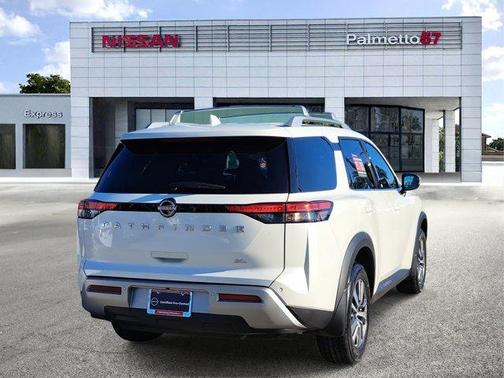 2024 Nissan Pathfinder SL