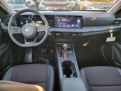 2t Wht Blk Roof 2026 Nissan Kicks SR