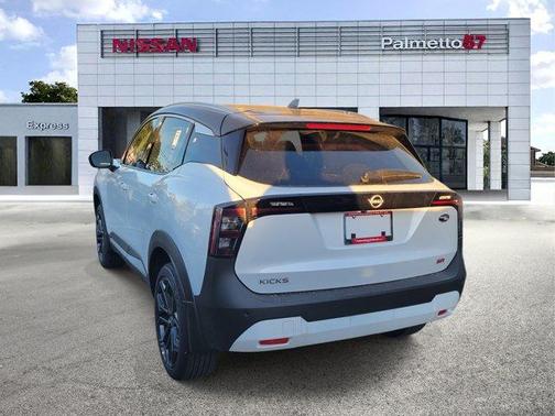 2t Wht Blk Roof 2026 Nissan Kicks SR