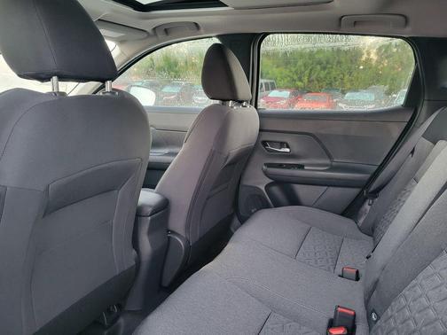 2t Wht Blk Roof 2026 Nissan Kicks SV