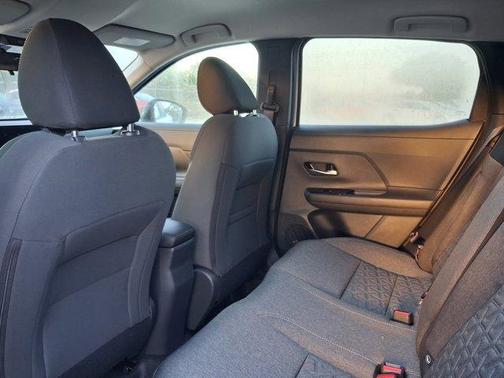 2t Wht Blk Roof 2026 Nissan Kicks SV