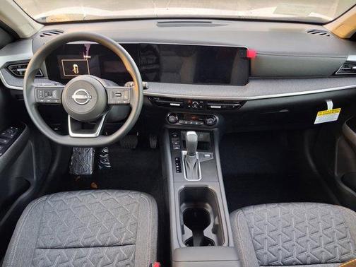 2t Wht Blk Roof 2026 Nissan Kicks SV