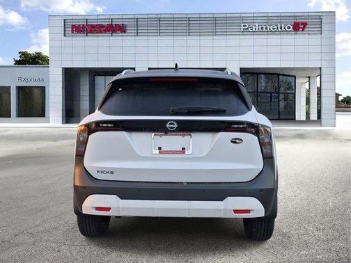 2t Wht Blk Roof 2026 Nissan Kicks SV