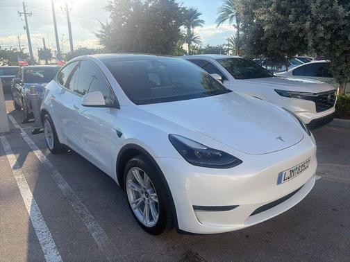 Pearl White Multi 2024 Tesla Model Y Long Range