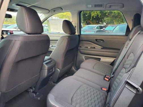 2025 Nissan Pathfinder S