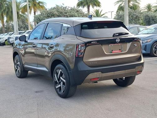 Canyon Bronze M 2026 Nissan Kicks SV