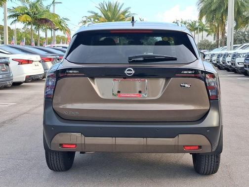 Canyon Bronze M 2026 Nissan Kicks SV