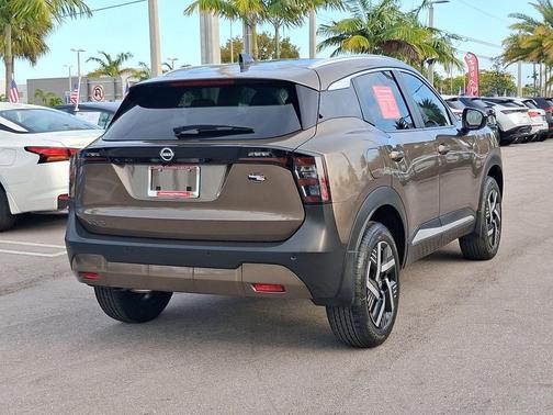 Canyon Bronze M 2026 Nissan Kicks SV