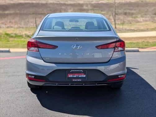 2019 Hyundai ELANTRA SE