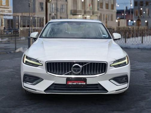 Crystal White Metallic 2021 Volvo S60 T5