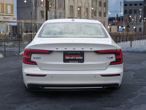 Crystal White Metallic 2021 Volvo S60 T5