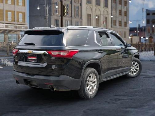 Mosaic Black Metallic 2018 Chevrolet Traverse LT Cloth