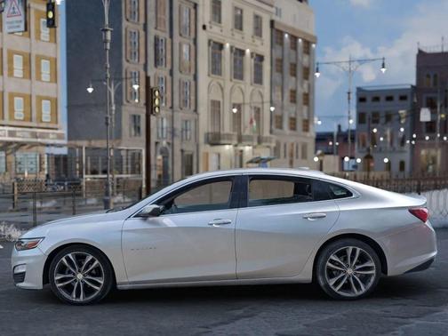 Silver Ice Metallic 2022 Chevrolet Malibu FWD LT