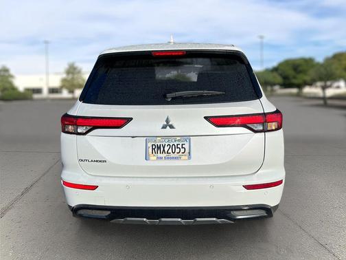 2022 Mitsubishi Outlander Black Edition 2WD