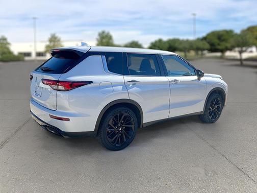 2022 Mitsubishi Outlander Black Edition 2WD