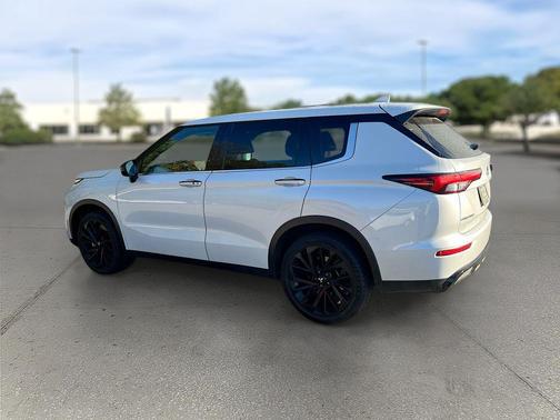 2022 Mitsubishi Outlander Black Edition 2WD