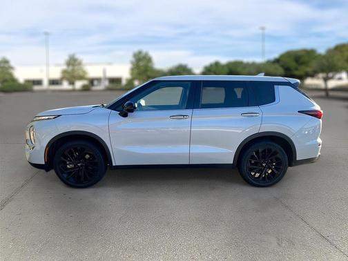2022 Mitsubishi Outlander Black Edition 2WD