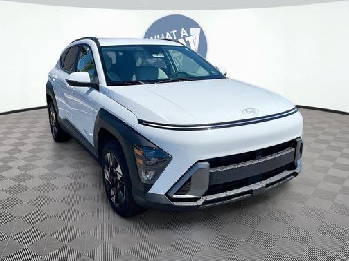 Atlas White 2025 Hyundai KONA SEL
