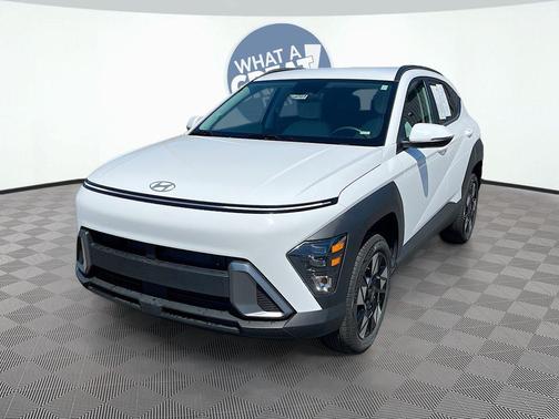 Atlas White 2025 Hyundai KONA SEL