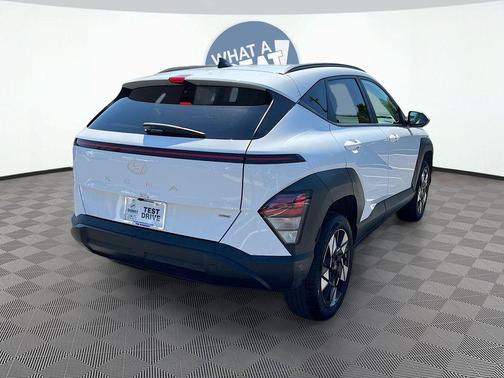 Atlas White 2025 Hyundai KONA SEL