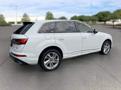 2022 Audi Q7 55 Premium Plus