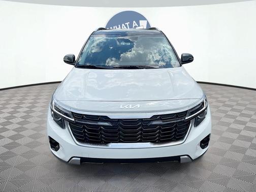 Clear White/Black Roof 2026 Kia Seltos S