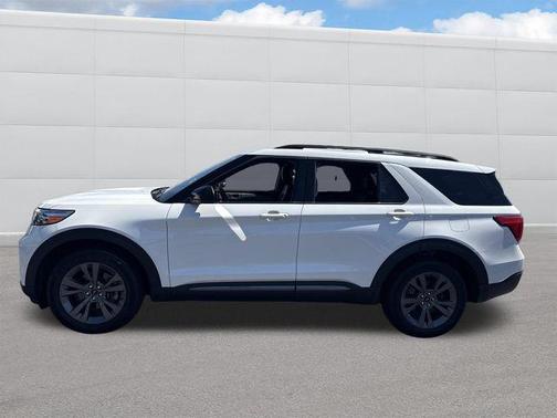 Star White Metallic Tri-Coat 2023 Ford Explorer XLT