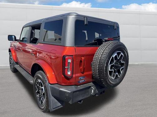 Hot Pepper Red Metallic Tinted Clearcoat 2023 Ford Bronco Outer Banks