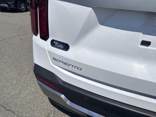 Glacial White Pearl 2024 Kia Sorento S