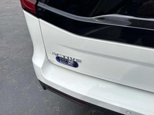 White Metallic 2025 Ford Expedition Active