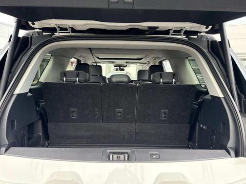 White Metallic 2025 Ford Expedition Active