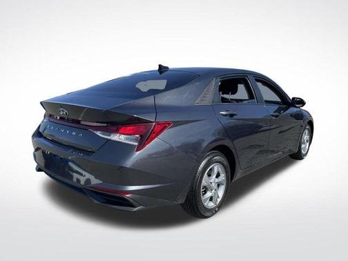 2022 Hyundai ELANTRA SE