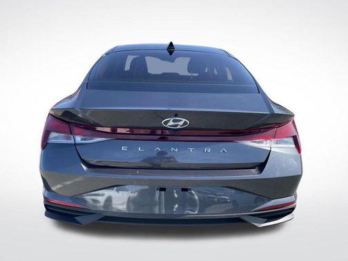 2022 Hyundai ELANTRA SE