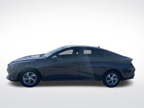 2022 Hyundai ELANTRA SE