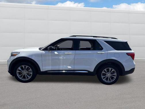 Star White Metallic Tri-Coat 2022 Ford Explorer XLT