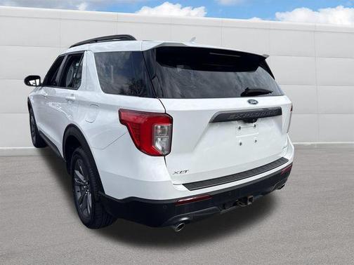 Star White Metallic Tri-Coat 2022 Ford Explorer XLT