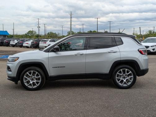 Silver Zynith Metallic Clearcoat 2025 Jeep Compass Limited 4x4